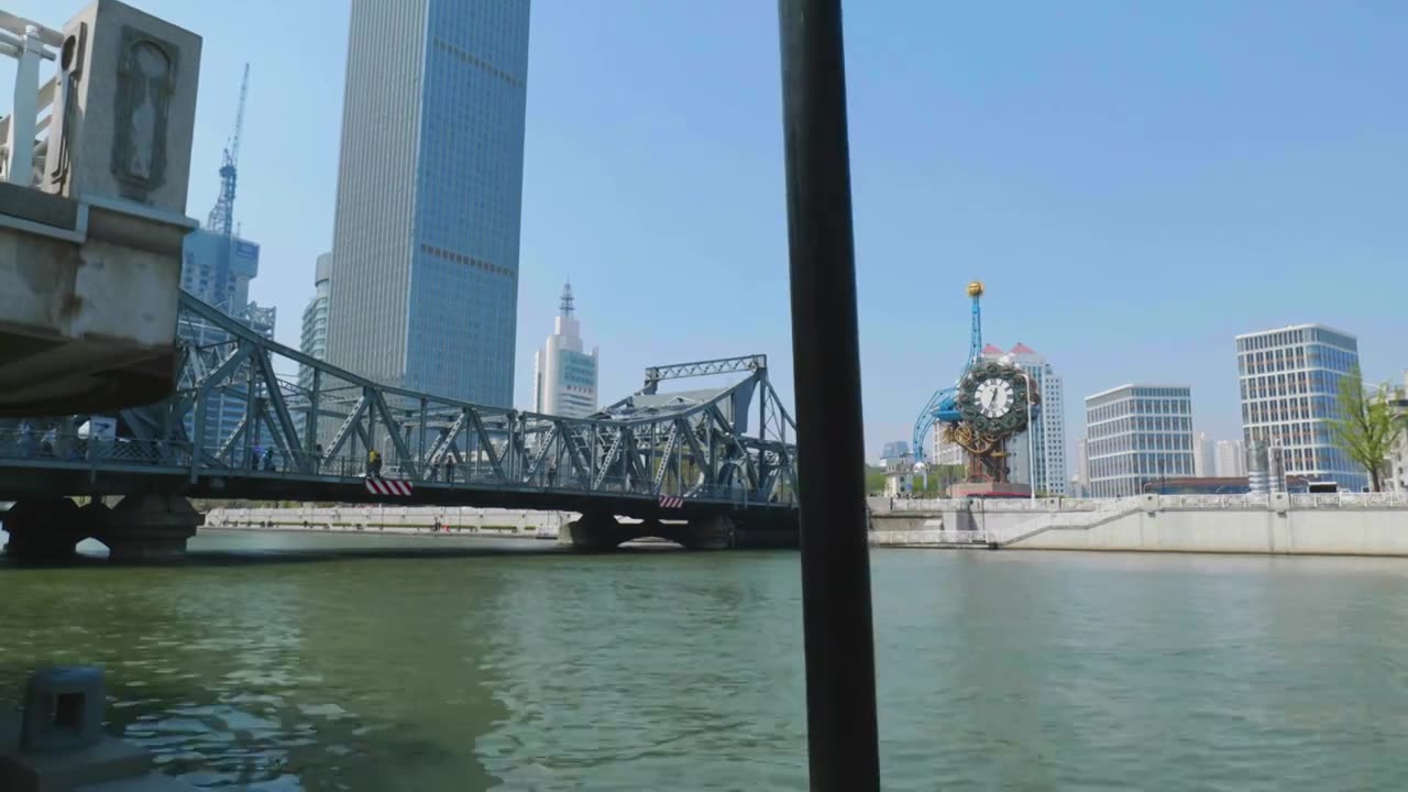 天津解放桥与世纪钟城市风光视频素材画面1