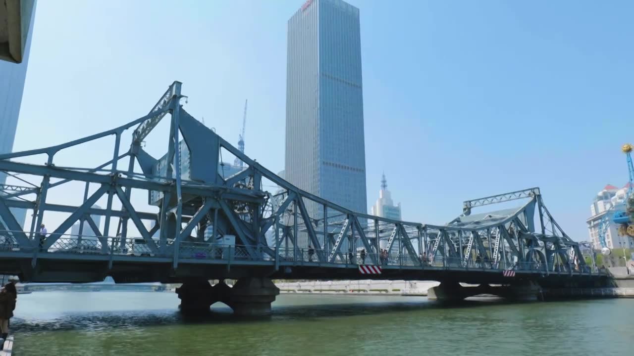 天津解放桥与世纪钟城市风光视频素材画面1