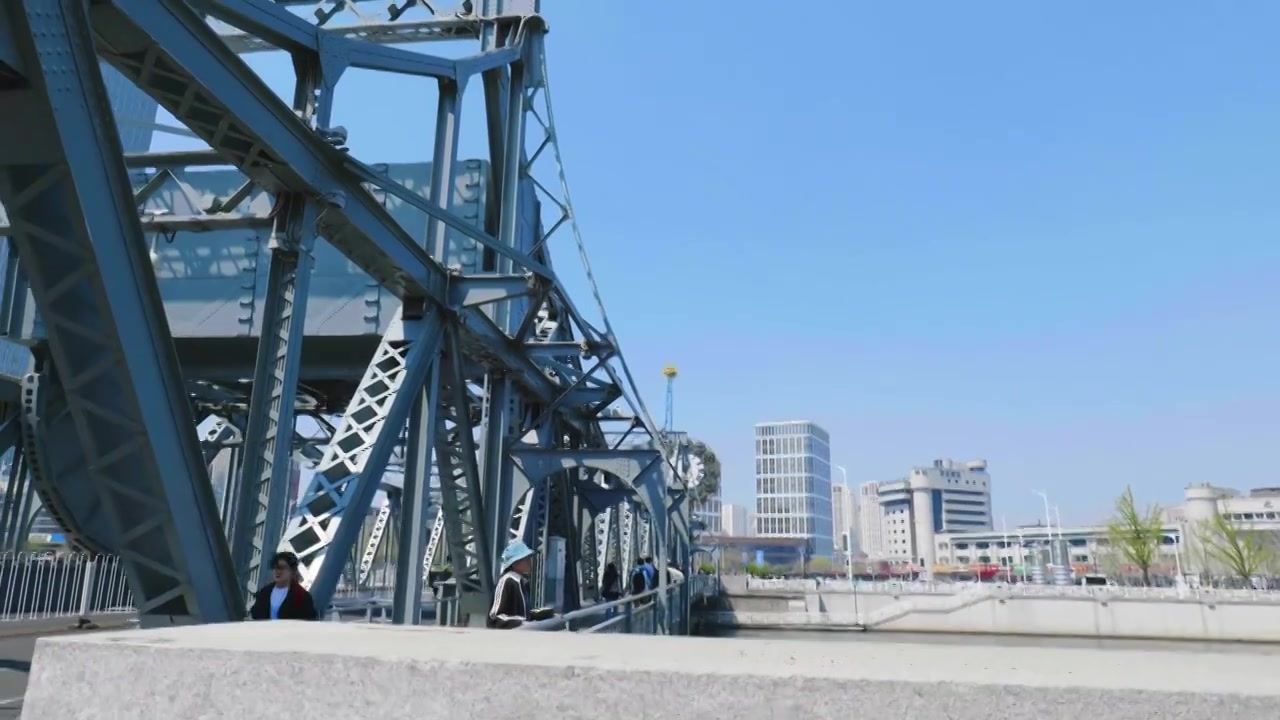天津解放桥与世纪钟城市风光视频素材画面3