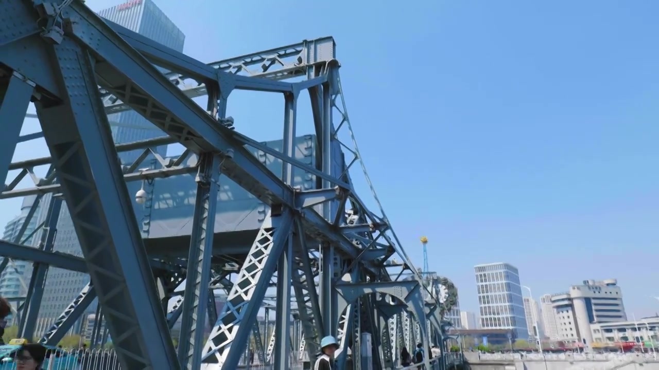 天津解放桥与世纪钟城市风光视频素材画面4