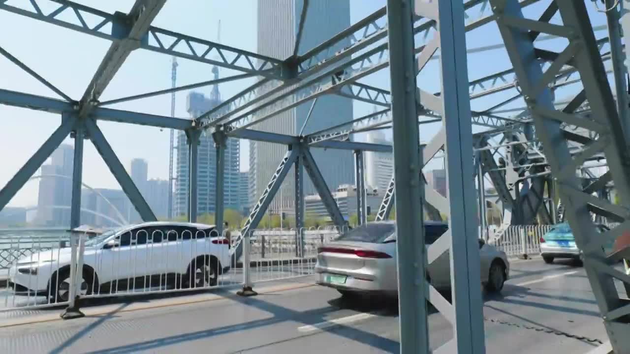 天津解放桥与世纪钟城市风光视频素材画面1