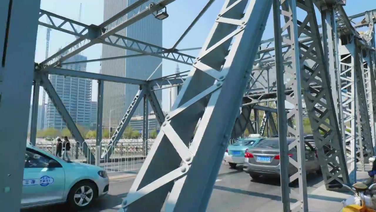天津解放桥与世纪钟城市风光视频素材画面4