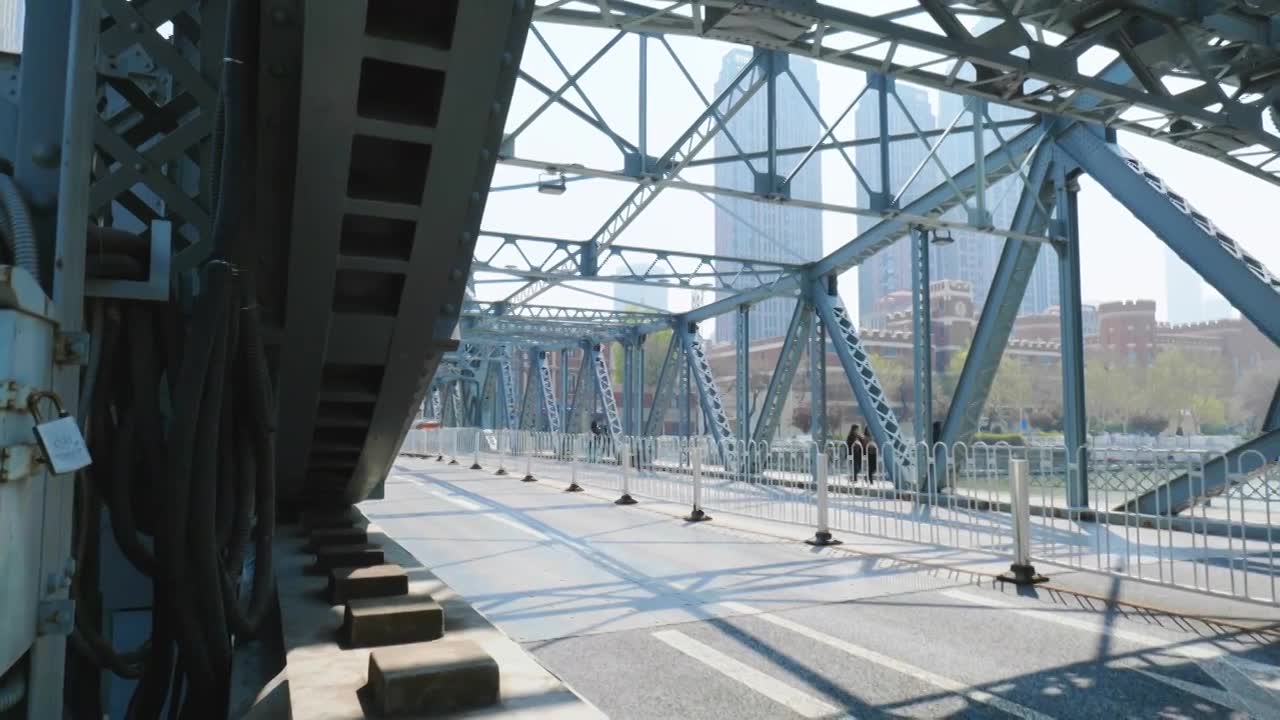 天津解放桥与世纪钟城市风光视频素材画面1
