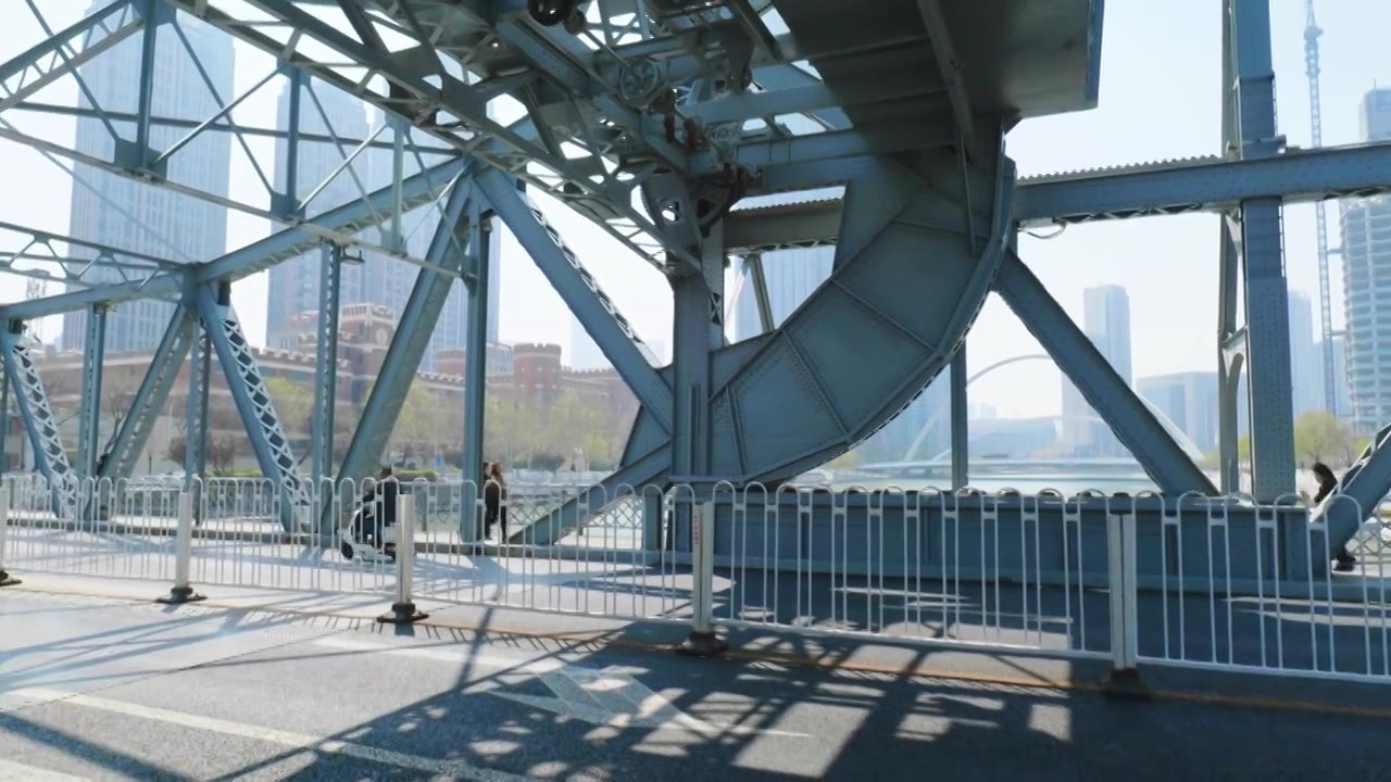 天津解放桥与世纪钟城市风光视频素材画面4