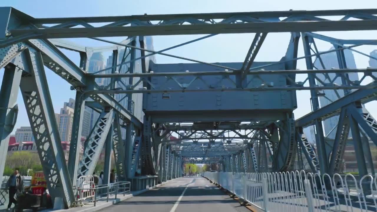 天津解放桥与世纪钟城市风光视频素材画面1