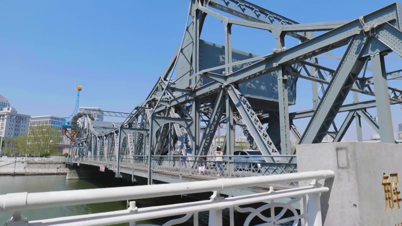 天津解放桥与世纪钟城市风光视频素材画面3