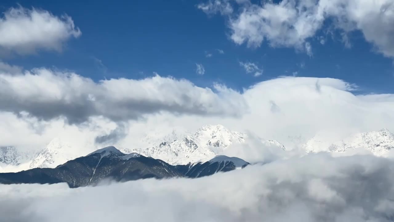 云南香格里拉雪山云海视频素材画面1