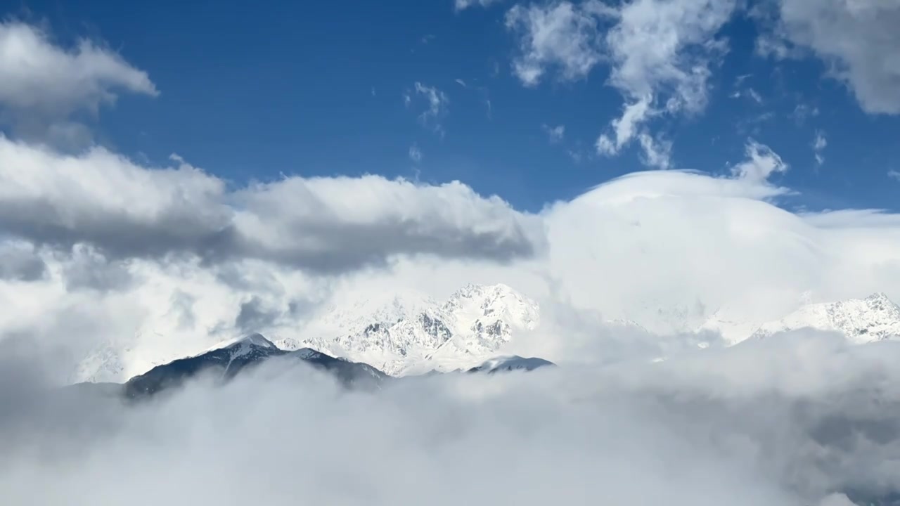 云南香格里拉雪山云海视频素材画面3