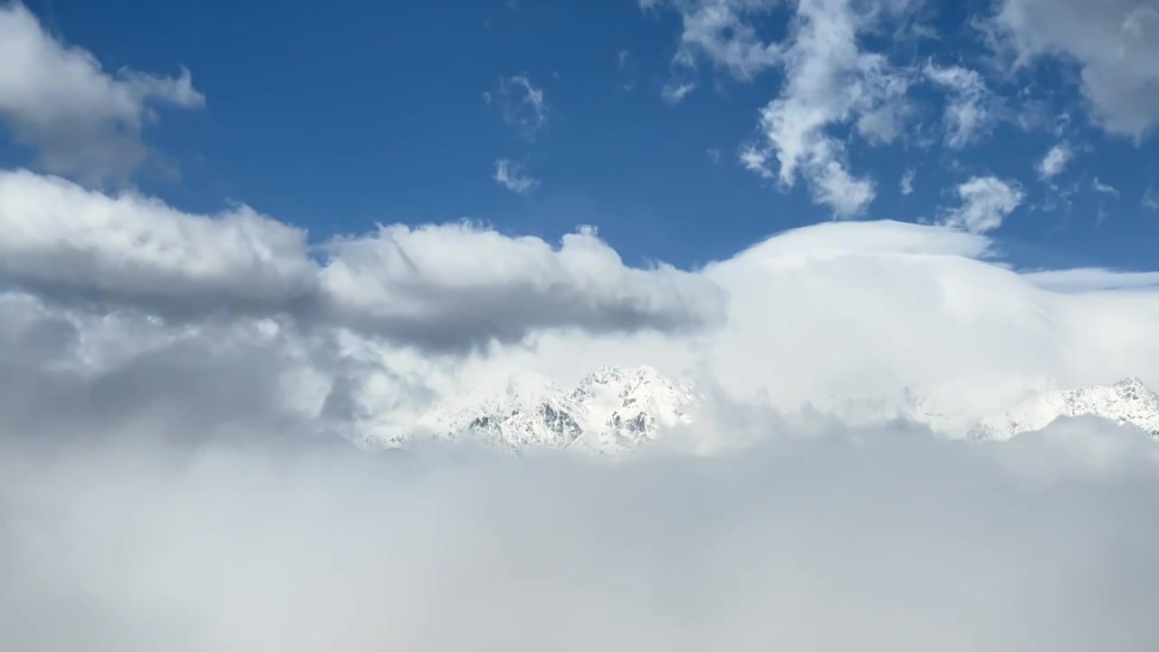 云南香格里拉雪山云海视频素材画面4