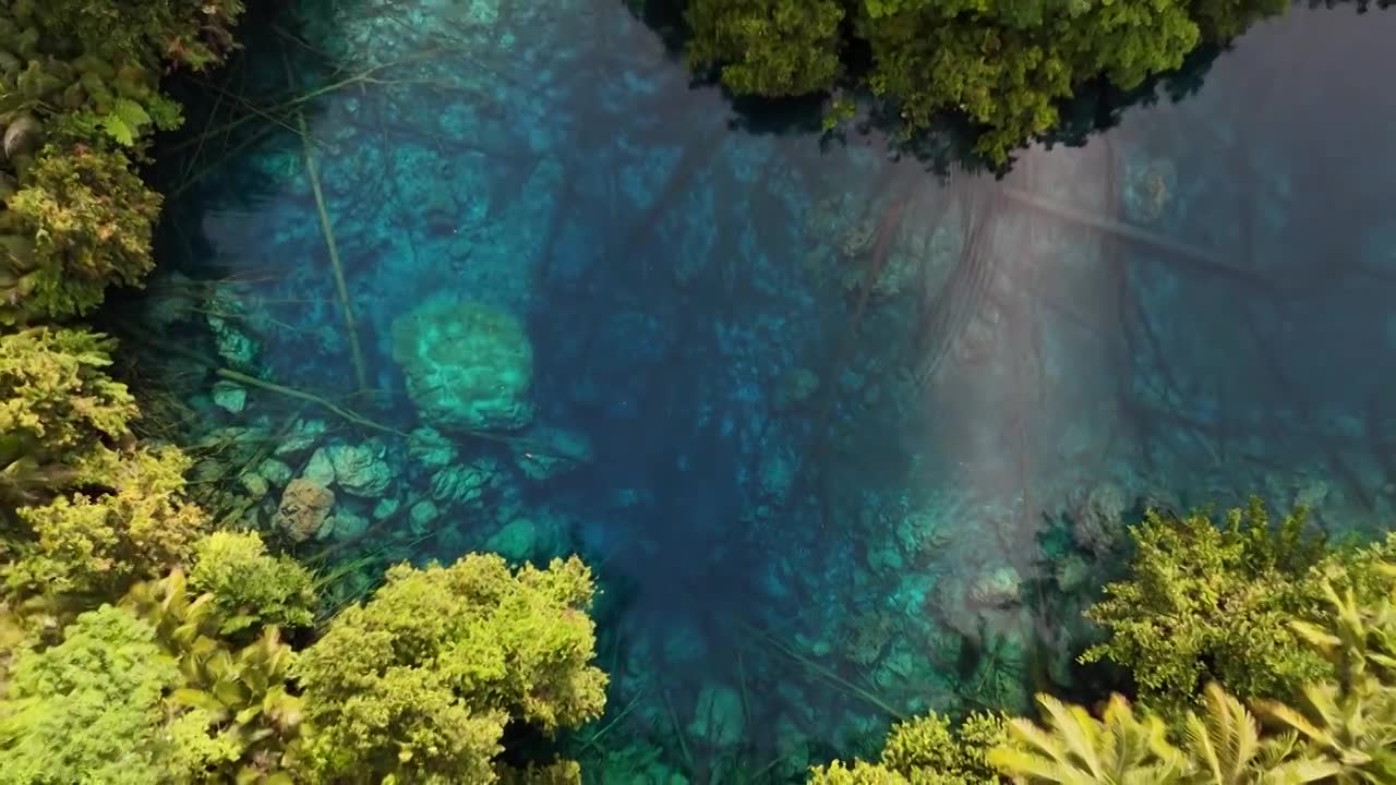 印尼黑水湖航拍视角视频素材画面1