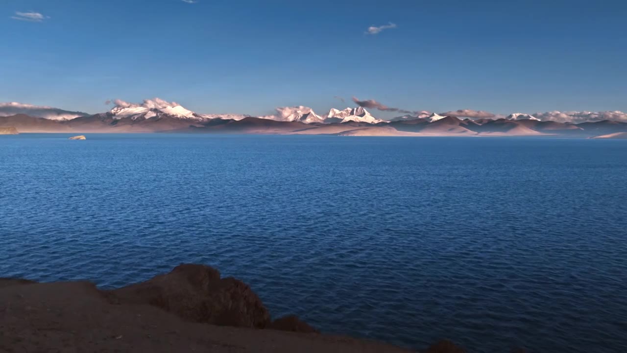 西藏普莫雍错库拉岗日日照金山视频素材画面1