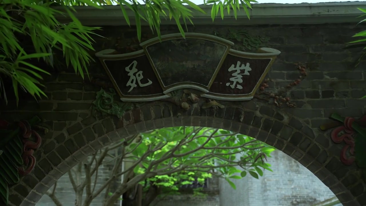 广东四大名园清晖园屋檐窗花门厅中近景特写视频素材画面3