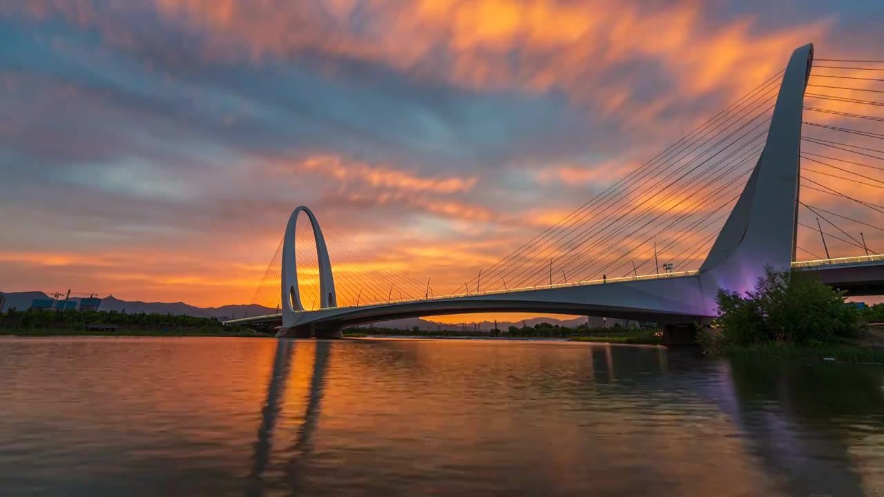 北京新首钢大桥夕阳晚霞延时视频素材画面1