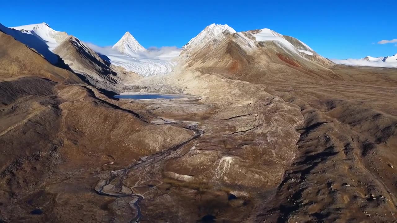 西藏萨嘎县冷布岗日峰国王峰视频素材画面1