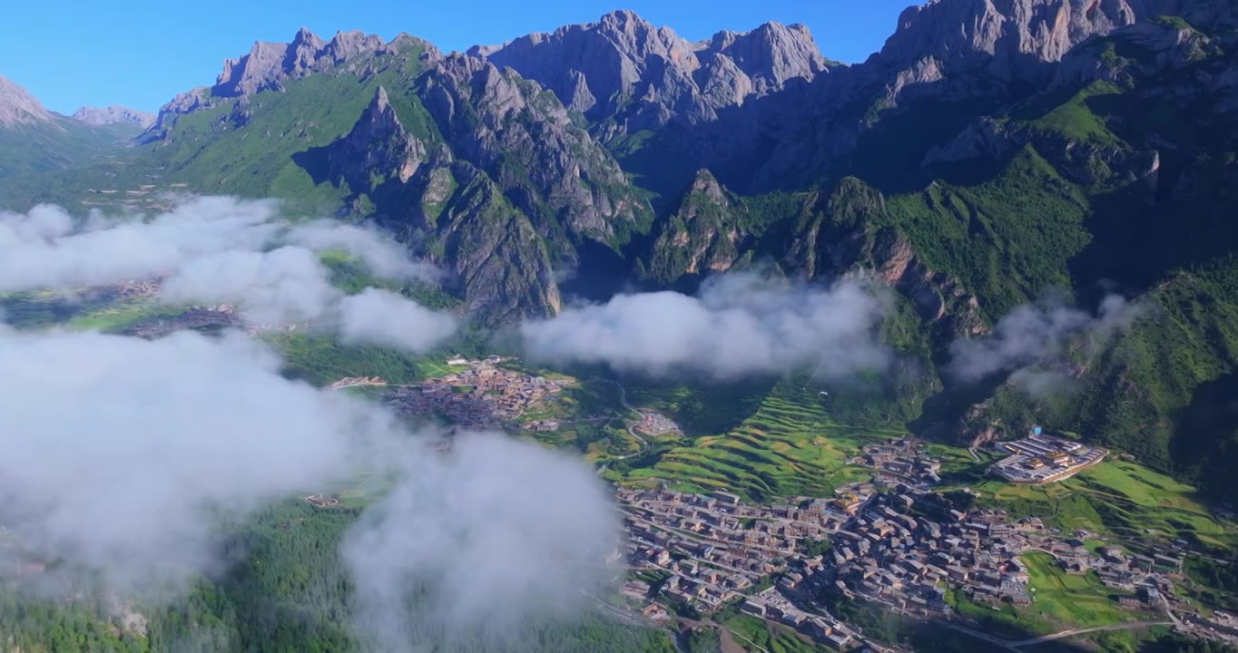 穿云航拍扎尕那村寨视频素材画面1