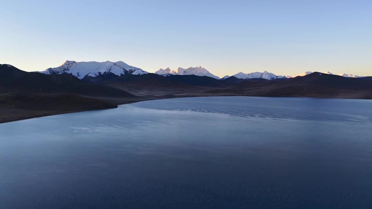 西藏山南市浪卡子县普姆雍措视频素材画面1