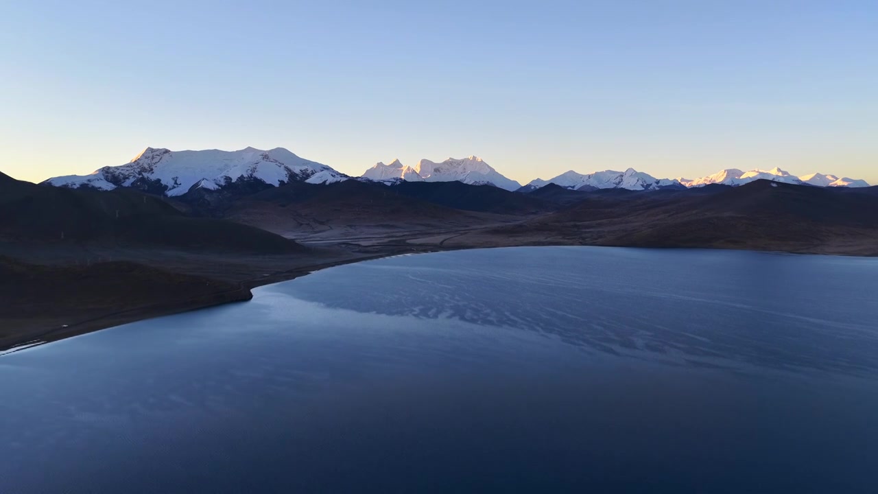 西藏山南市浪卡子县普姆雍措视频素材画面3
