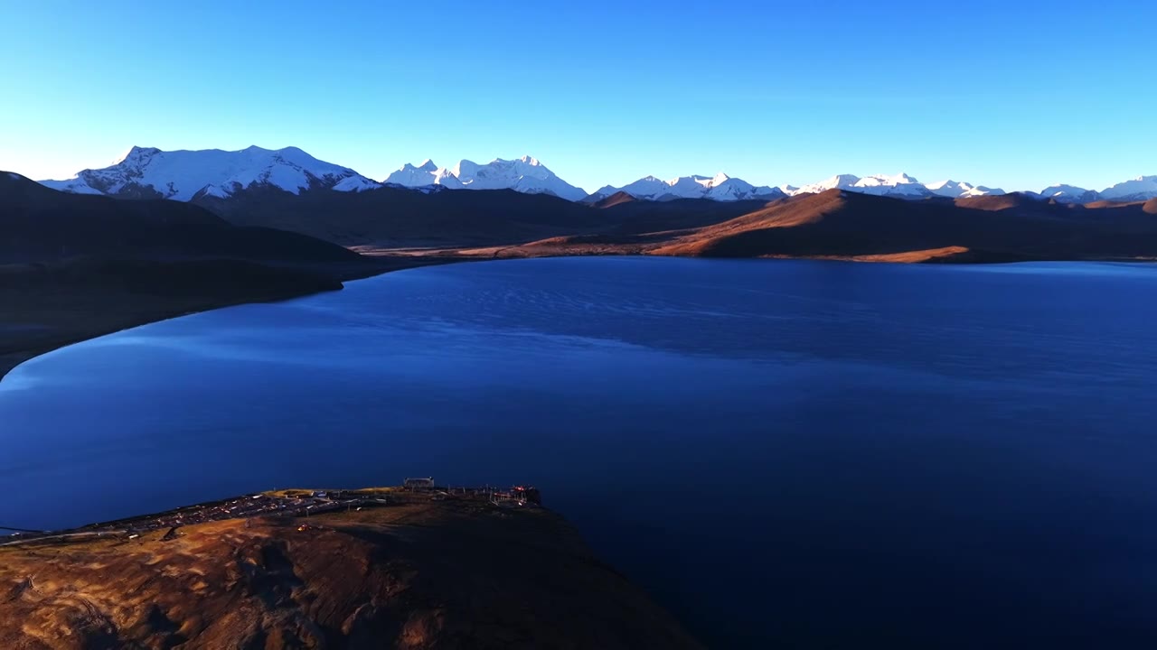西藏山南市浪卡子县普姆雍措视频素材画面1