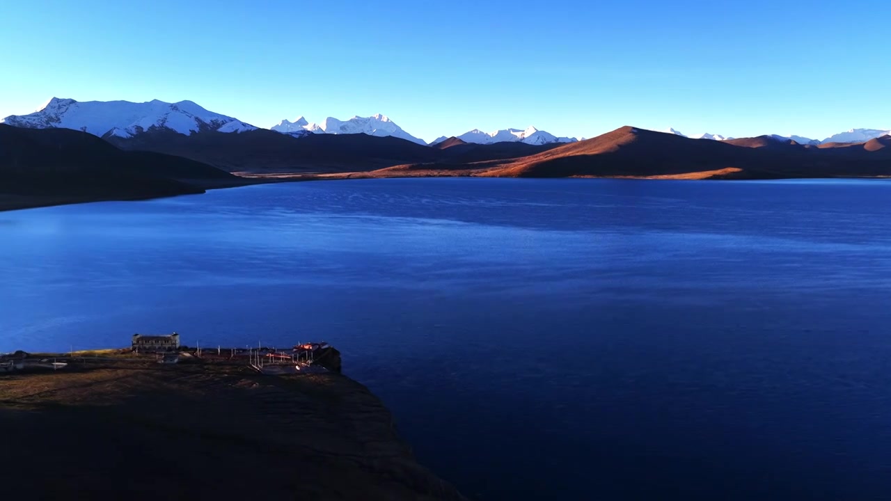 西藏山南市浪卡子县普姆雍措视频素材画面3