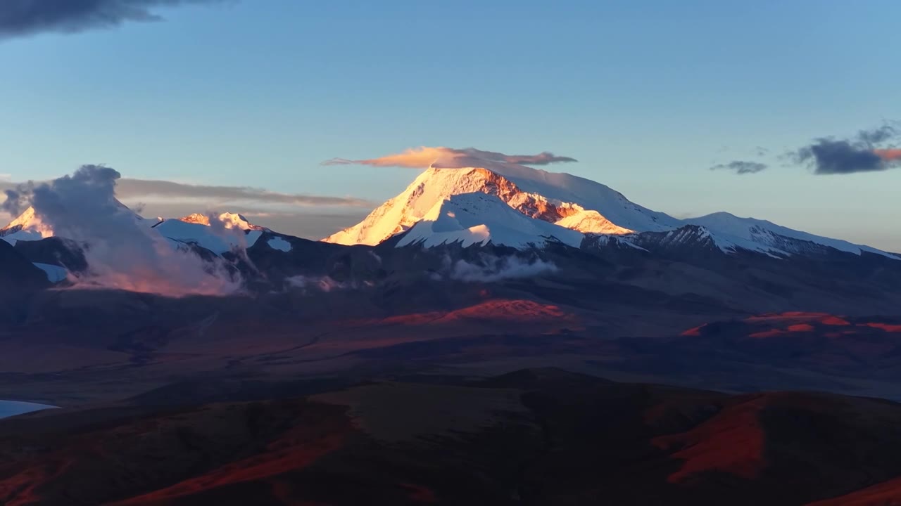 西藏阿里地区普兰县纳木那尼峰视频素材画面1