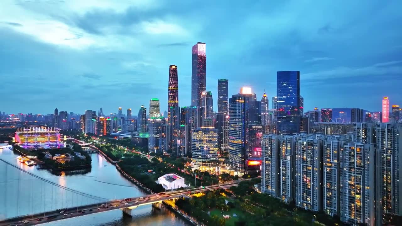 航拍蓝调下的广州CBD视频素材画面1
