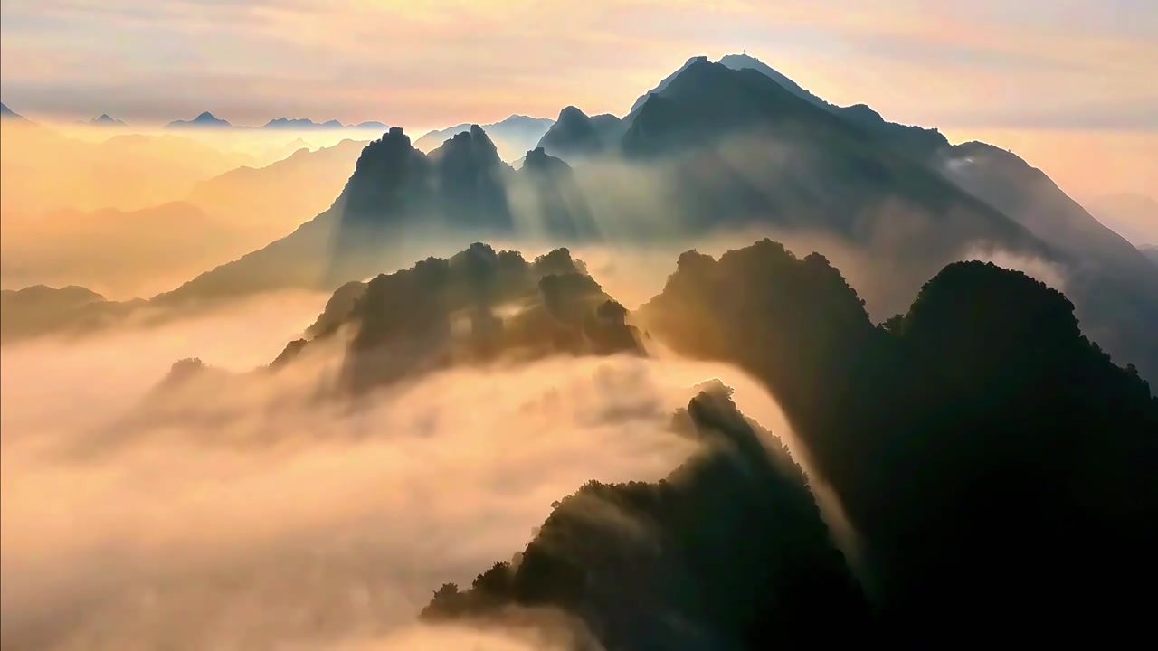 晨雾中的箭扣长城宛如仙境视频素材画面1