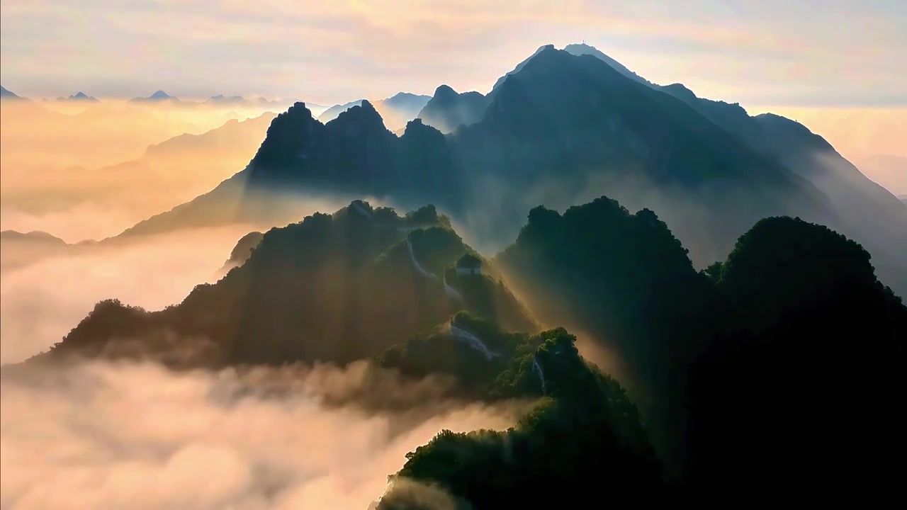 晨雾中的箭扣长城宛如仙境视频素材画面4