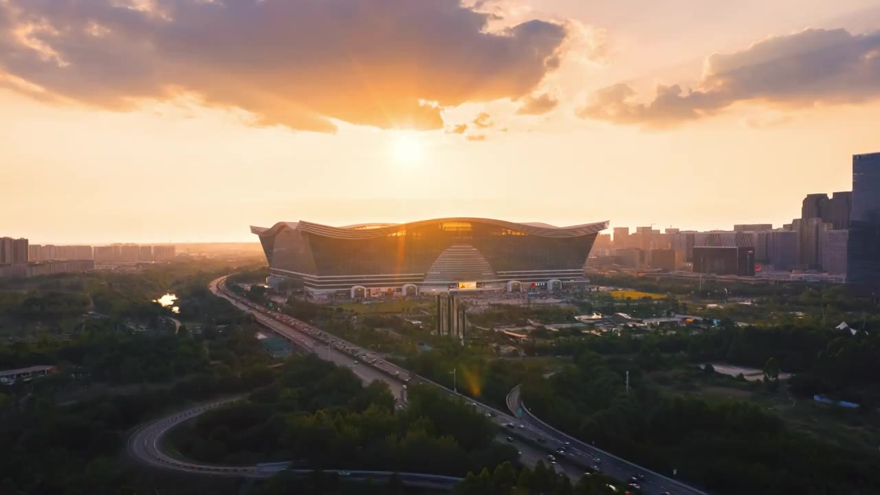 成都地标建筑 环球中心 绕城高速 桂溪公园城市风景航拍视频素材画面1