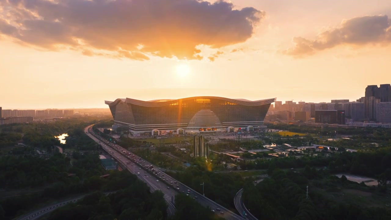 成都地标建筑 环球中心 绕城高速 桂溪公园城市风景航拍视频素材画面3