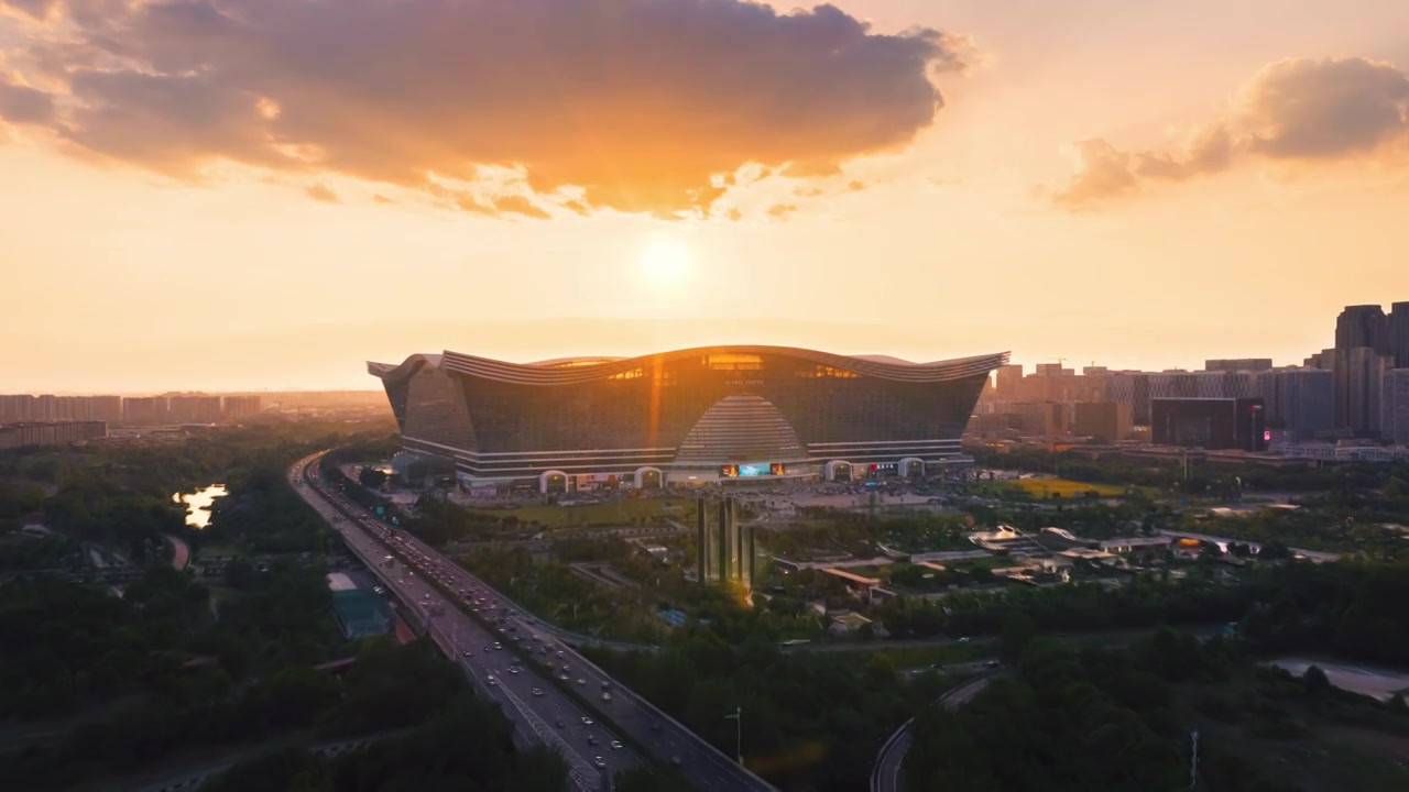 成都地标建筑 环球中心 绕城高速 桂溪公园城市风景航拍视频素材画面4