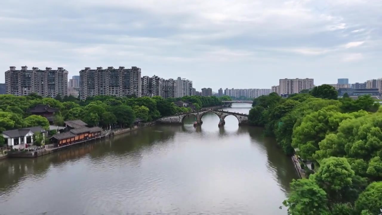 浙江杭州京杭大运河拱宸桥航拍视频素材画面3