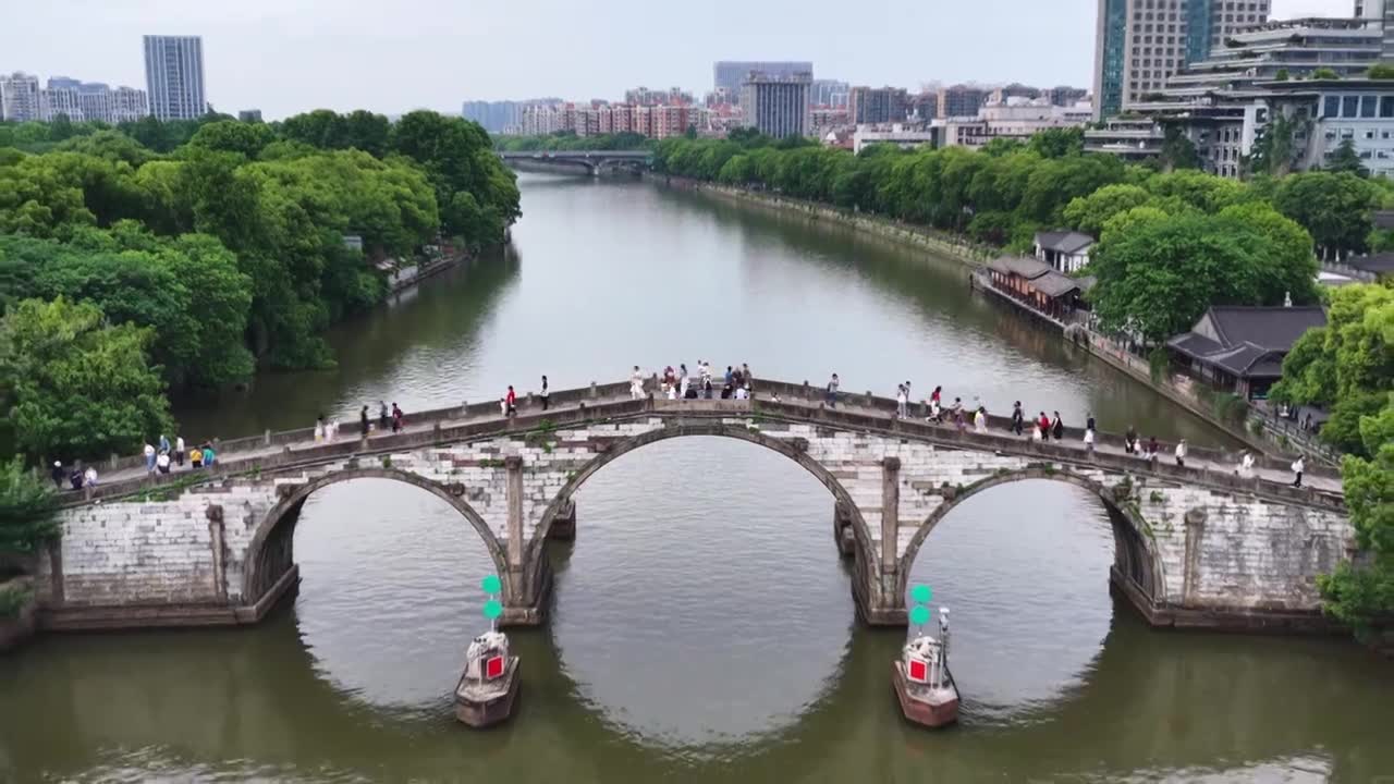 浙江杭州京杭大运河拱宸桥航拍视频素材画面1