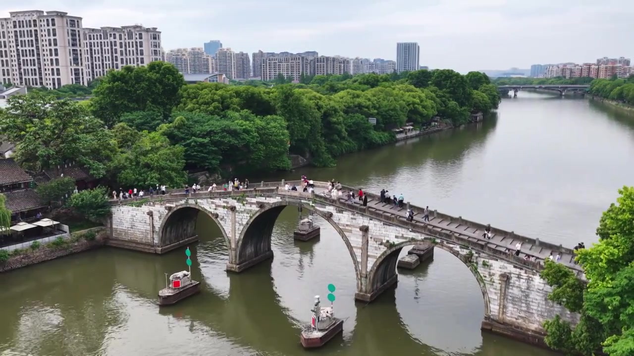 浙江杭州京杭大运河拱宸桥航拍视频素材画面3