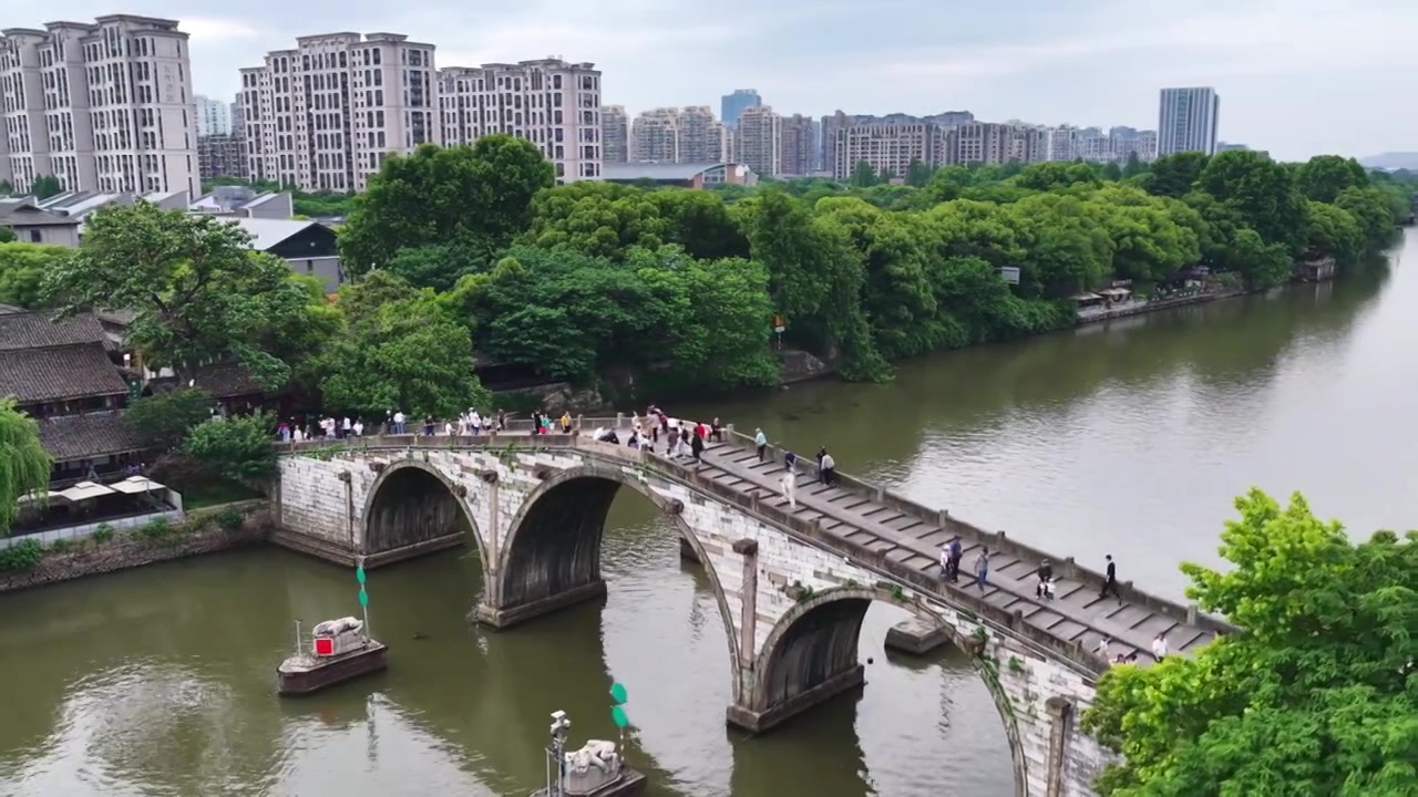 浙江杭州京杭大运河拱宸桥航拍视频素材画面4