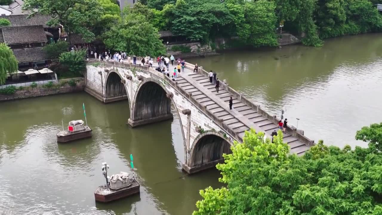 浙江杭州京杭大运河拱宸桥航拍视频素材画面1