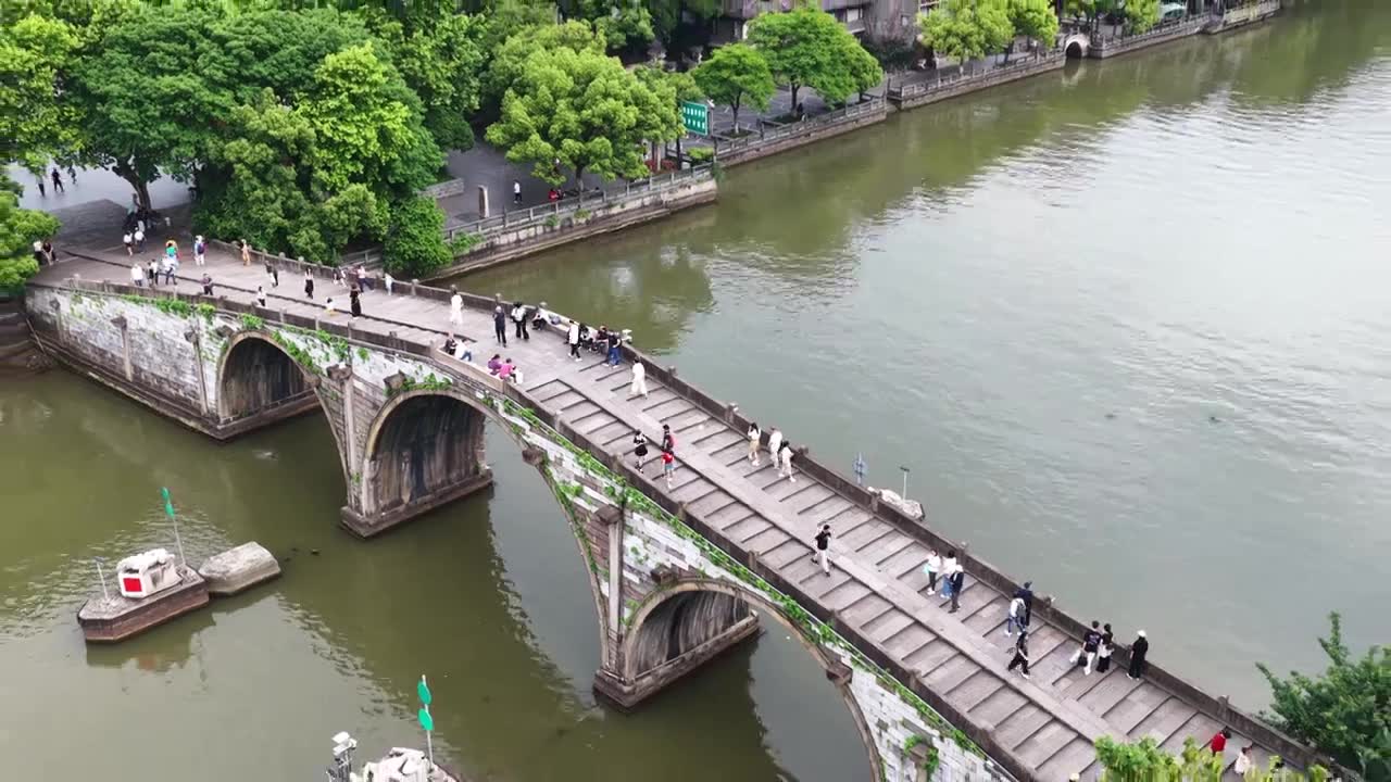 浙江杭州京杭大运河拱宸桥航拍视频素材画面1