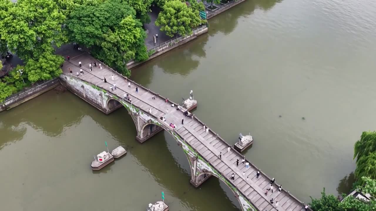 浙江杭州京杭大运河拱宸桥航拍视频素材画面1