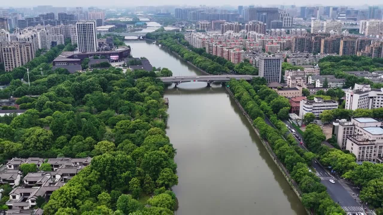 浙江杭州京杭大运河拱宸桥航拍视频素材画面1