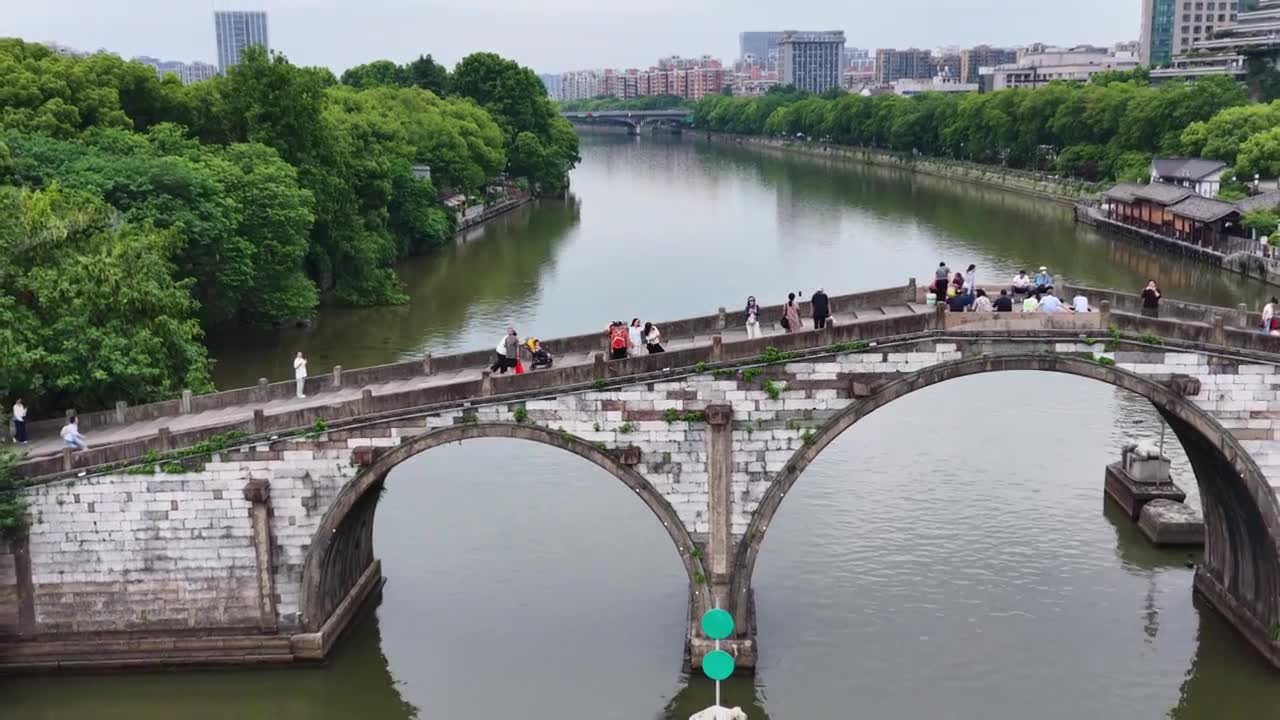 浙江杭州京杭大运河拱宸桥航拍视频素材画面1