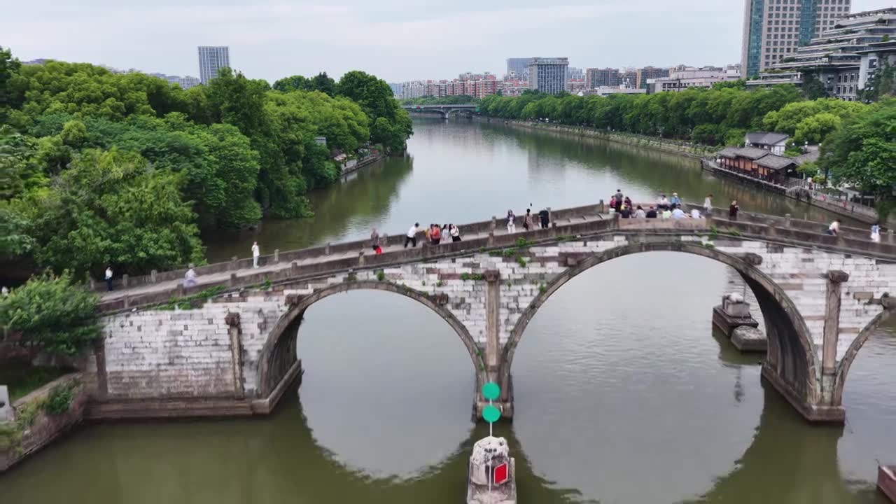 浙江杭州京杭大运河拱宸桥航拍视频素材画面1