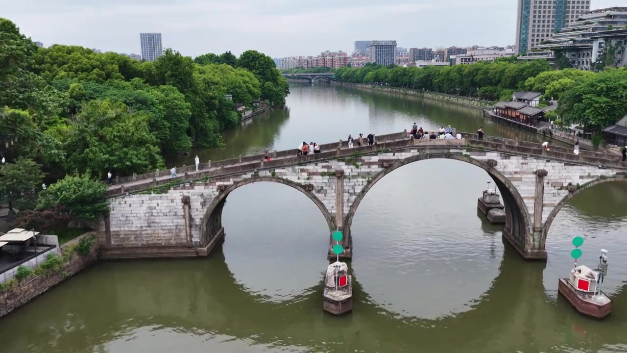 浙江杭州京杭大运河拱宸桥航拍视频素材画面3