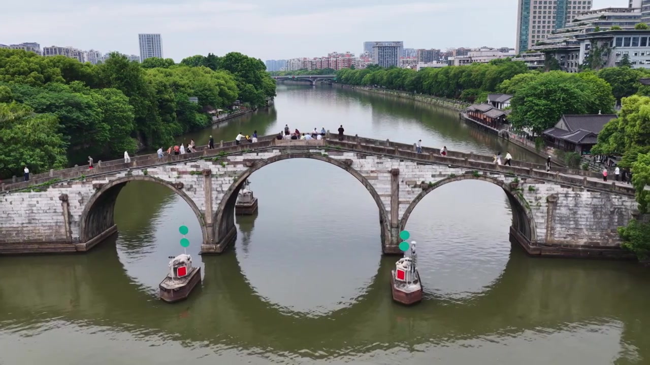 浙江杭州京杭大运河拱宸桥航拍视频素材画面3