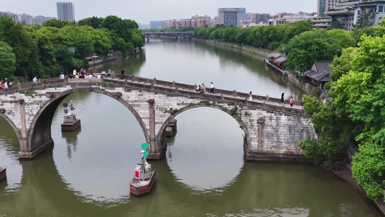 浙江杭州京杭大运河拱宸桥航拍视频素材画面1