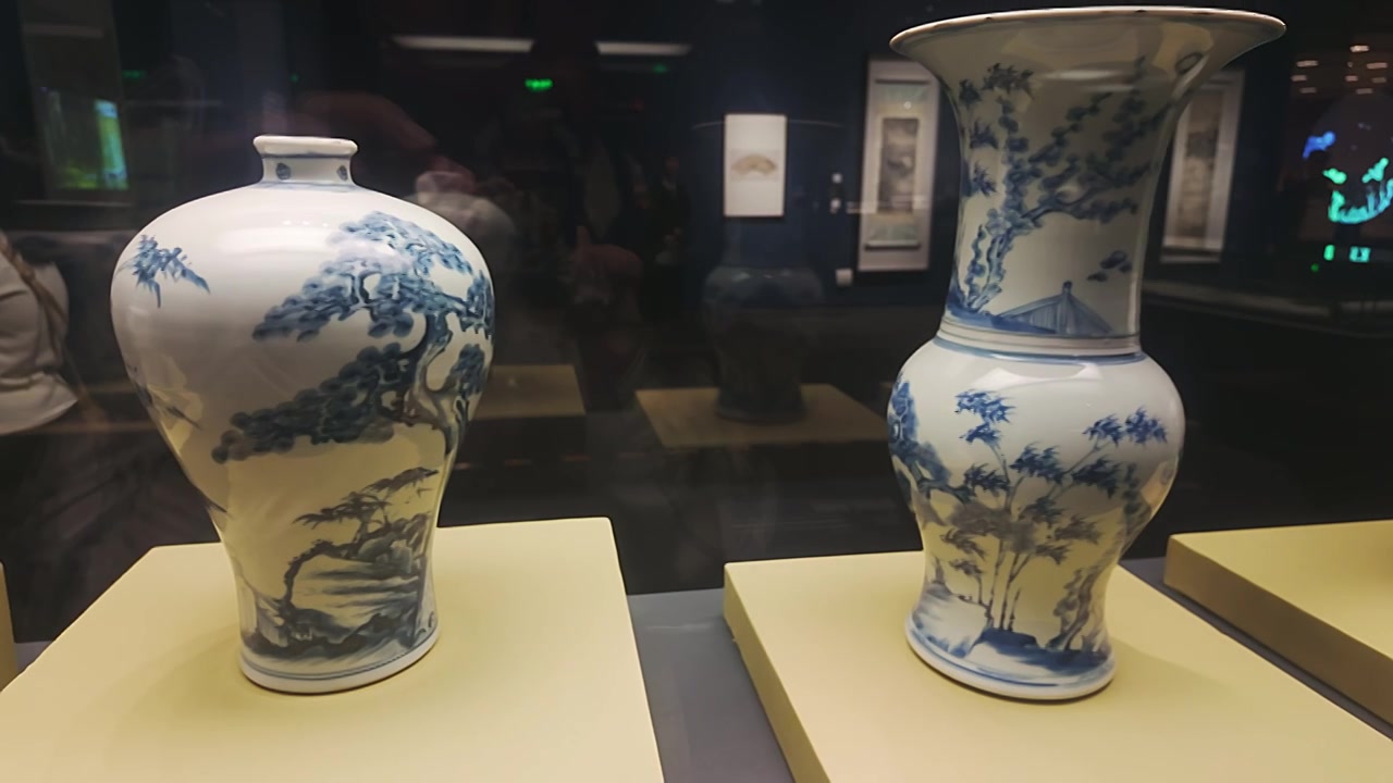 4K北京国家博物馆文物青花瓷展示视频素材画面3