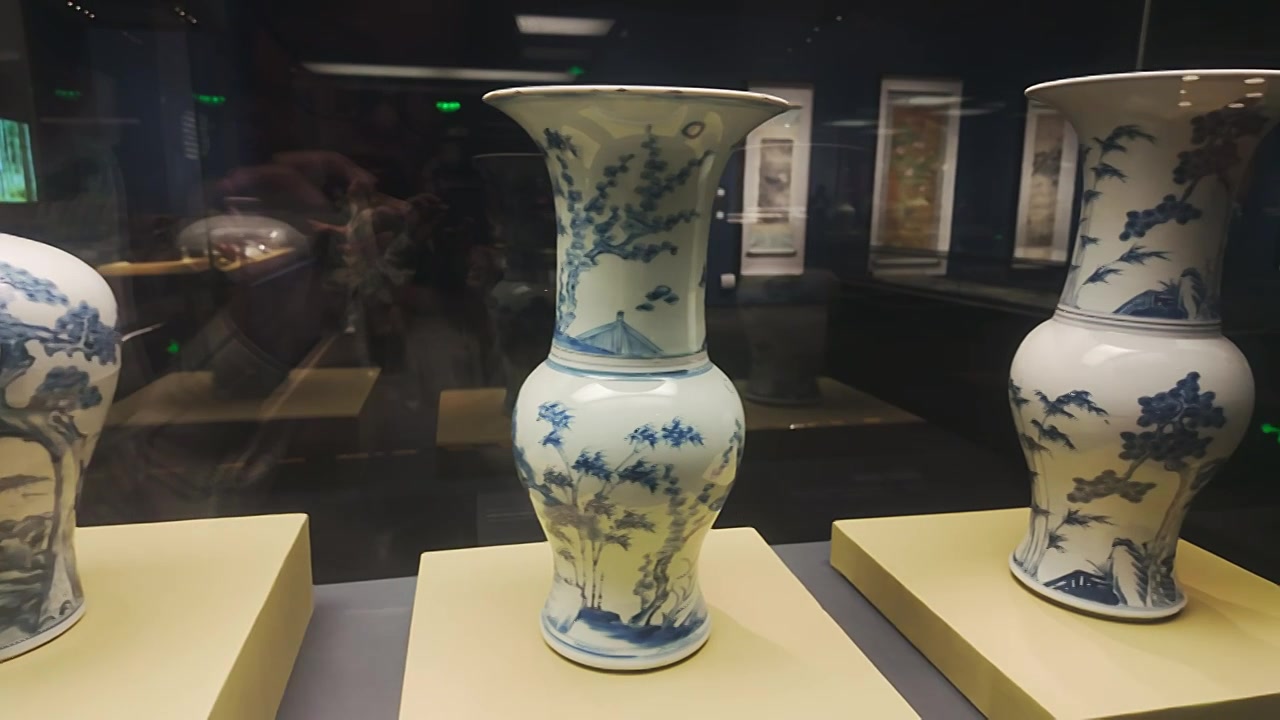 4K北京国家博物馆文物青花瓷展示视频素材画面4