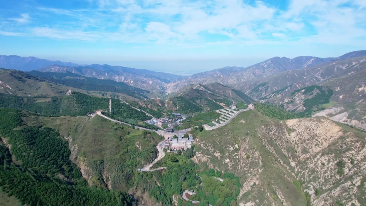 4K航拍山西忻州高山上的雁门关视频素材画面1
