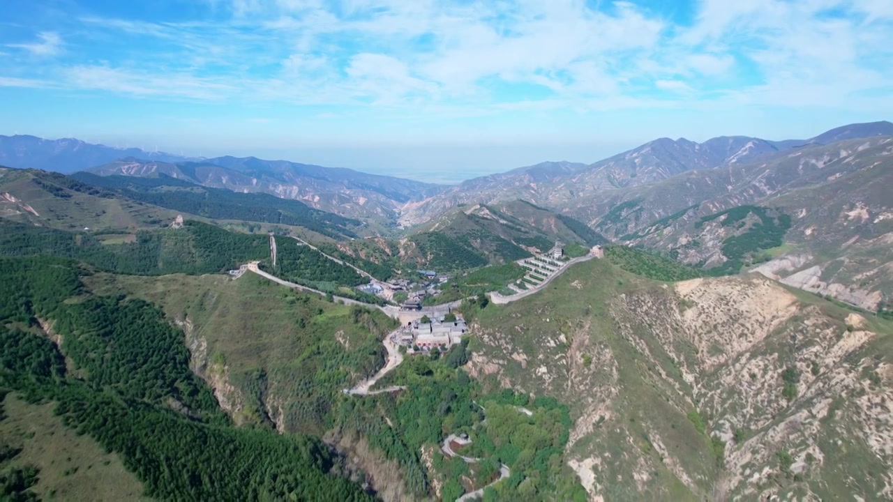 4K航拍山西忻州高山上的雁门关视频素材画面3