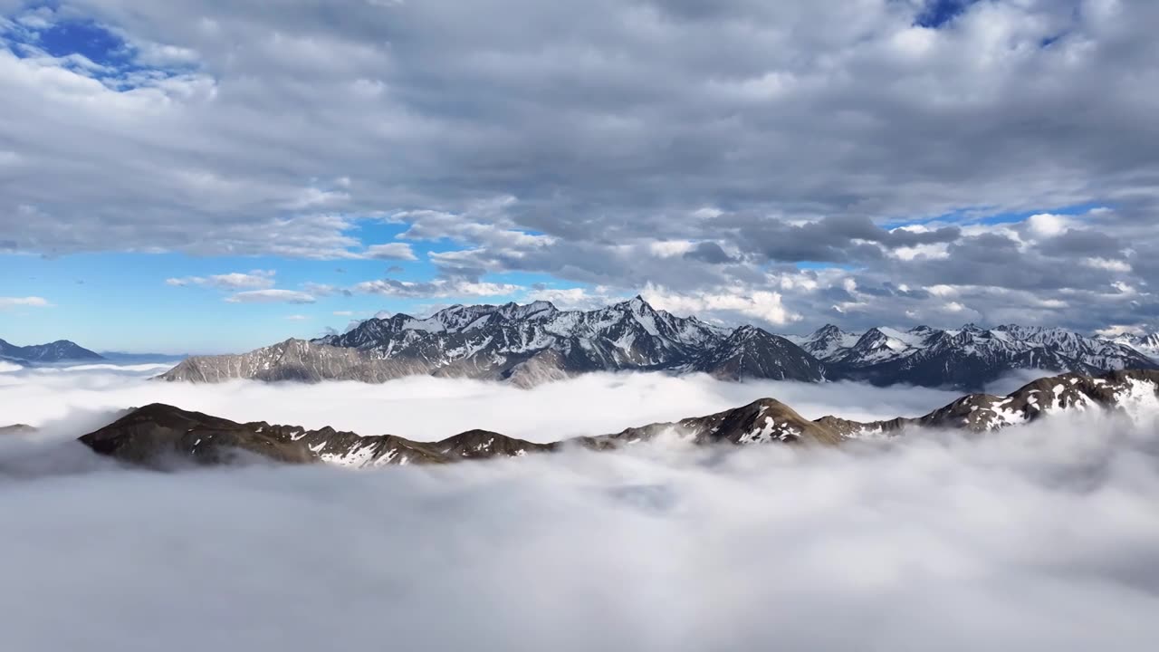 雪山云海自然风景航拍视频素材画面1