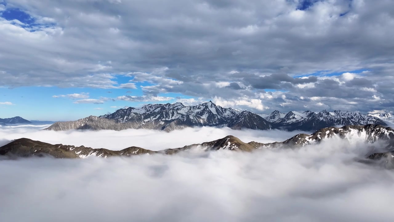 雪山云海自然风景航拍视频素材画面3