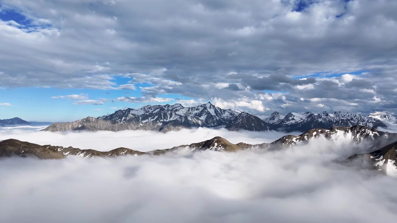 雪山云海自然风景航拍视频素材画面4